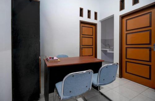 Surakarta Hotel | OYO 94919 Nay Guesthouse Dan Kost