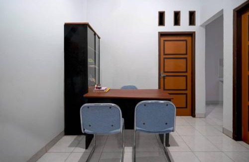 Surakarta Hotel | OYO 94919 Nay Guesthouse Dan Kost