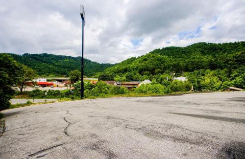 Chapmanville Hotel | OYO Hotel Chapmanville Inn, WV - Hwy 119