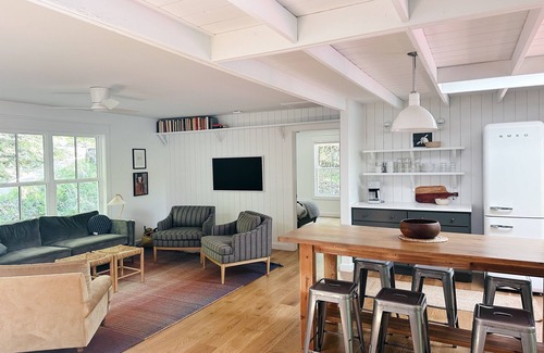 Garfield House | Oz Lakehouse Hideaway- right on the lake!