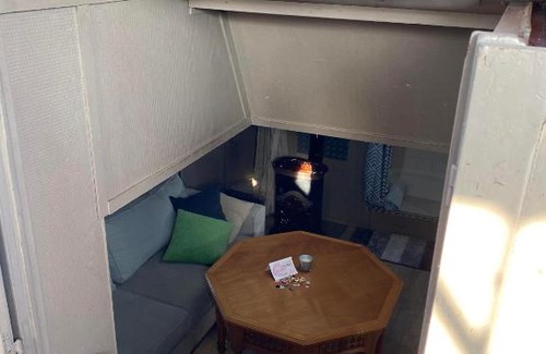 Douai Boat Rental | Péniche "Louise Michel" séjournez dans l'appartement du capitaine, offrez vous une expérience inoubliable au fil de l'eau