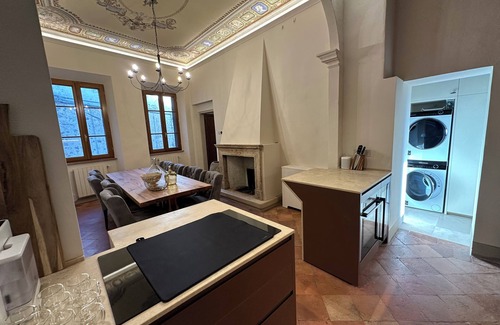 Montalcino House | Palazzo Tamanti - 4 King BR 6 Bath Estate Home in Montalcino Center