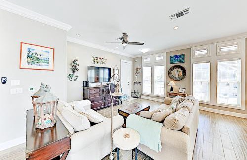 Port Aransas Apartment | Palmilla Beach Resort Sea Gate Condominiums #206