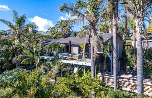 Surfdale House | Palms on Kennedy Point - Stay Waiheke