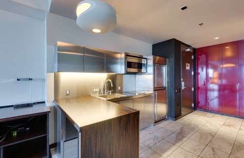 Las Vegas Apartment | Palms Place Modern Room W Beautiful Mountain View