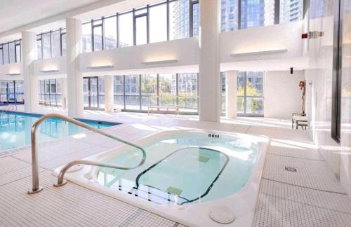 Fort York Apartment | Panorama Luxe Suites - Prime Downtown Location