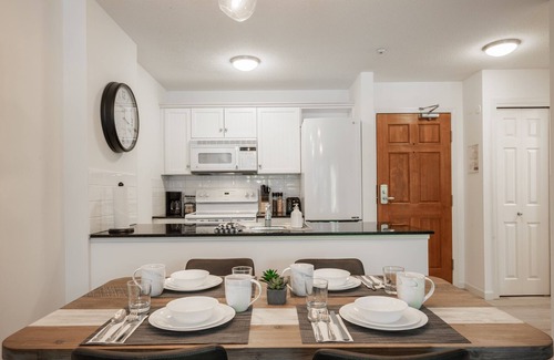 Upper Village Apartment | ❄︎Panorama Suite ❄︎Luxe Ski in/out 1 BR - 3 Hot Tubs & Pool | The Aspens