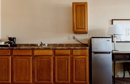 Kahului Hotel | Panoramic Views! 2 Comfortable Units, Outdoor Pool, Near Kanaha Beach Park!