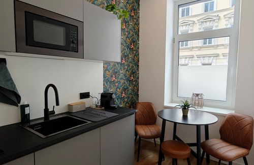 Favoriten Apartment | Papagei APT and der U-Bahn-Station U1