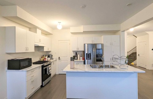 Bowmanville House | PARADISE VILLA 4