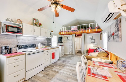 Paris Cabin | Paris Vacation Rental ~ 22 Mi to Mount Magazine!