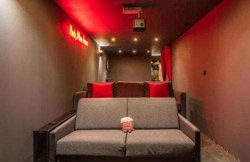 18th Arrondissement Apartment | ParisConciergerie - Duplex for 12 with Cinema, 4BR