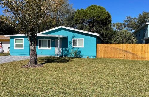 Jungle Terrace House | Park & Pool Across the Street and 9 Mins to Beach