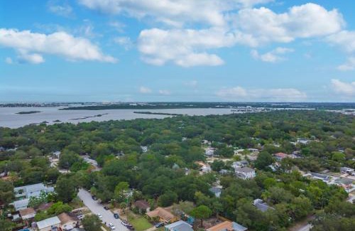 Jungle Terrace House | Park & Pool Across the Street and 9 Mins to Beach