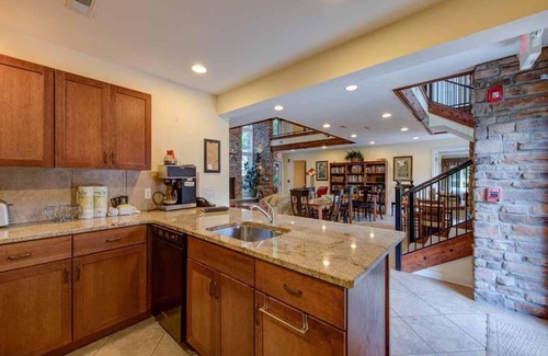 Gatlinburg House | Parking downtown, Gatlinburg1 hour to Knoxville .All BR w/bathroom & own T-STAT.