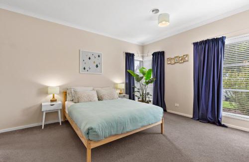 Curlewis House | Parkview Curlewis- sleeping 12, close to wineries