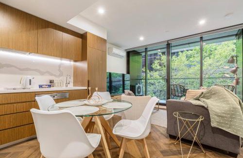 Melbourne Apartment | Parque Canopy - Lakeside Living with Infinity Pool