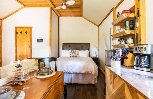 Seguin Cabin | Parry Sound Bunkie - Dock, BBQ, Firepit & Pets