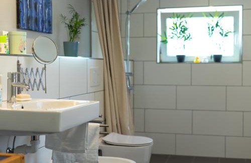 Linkenheim-Hochstetten Apartment | Parterre Lounge mit Terrasse -Nähe Karlsruhe & KIT - ohne Treppen -barrierefreie Dusche