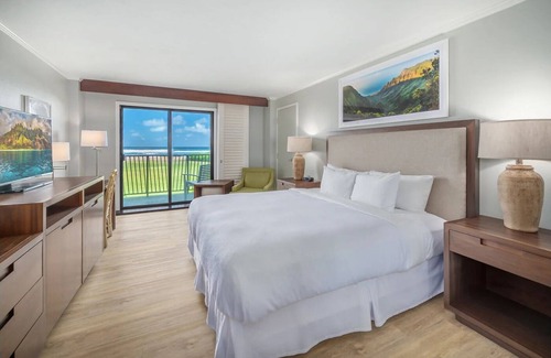 Hanamaulu Hotel | Partial Ocean View Unit Close to Waimea Canyon State Park