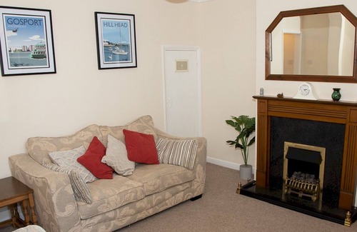 Fareham House | Pass the Keys | 3Bed Family Home with Direct water access, Sleeps 6
