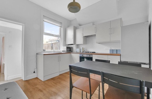 Stratford House | Pass the Keys | Bright & budget friendly 3Bed Home | Garden | Pet-Friendly