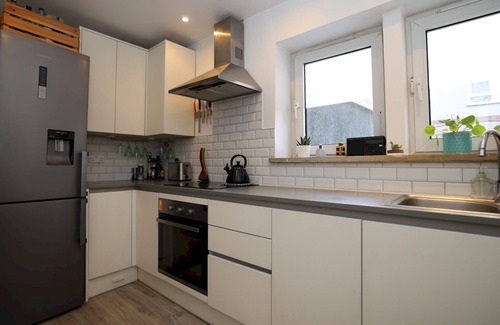 Stratford and New Town Apartment | Pass the Keys | Bright London Base Near Westfield & Tube