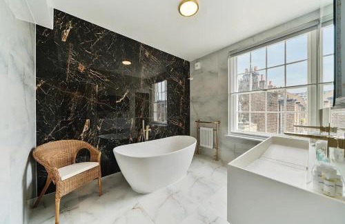 Whitechapel House | Pass the Keys Exclusive London Townhouse w Terrace