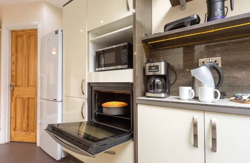 West Bridgford House | Pass the Keys | Modern Home near Trent Bridge|Notts County FC