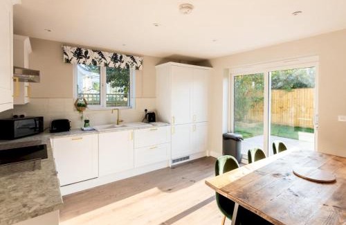 Bridgwater House | Pass the Keys Stunning 3 Bedroom Home with Free Parking