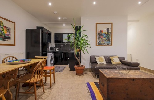 St. Leonard's Apartment | Pass the Keys | Stylish Flat - 20 Mins from Central London