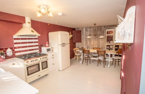 Deddington House | Pass the Keys | Unique renovated former chapel