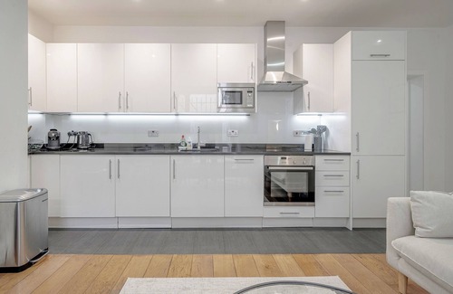 Royal Borough of Kensington and Chelsea Apartment | 🌿 Patio | 🚪 Private Entrance | 🎒 Early Drop | 📃 Flex Policy | 🛏️ SuperKing