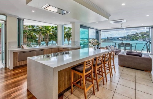 Hamilton Island Apartment | Pavillions 24, Marina Front Apartment on Hamilton Island