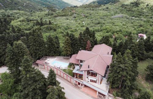 Pavliani House | Pavliani Cliffside Retreat