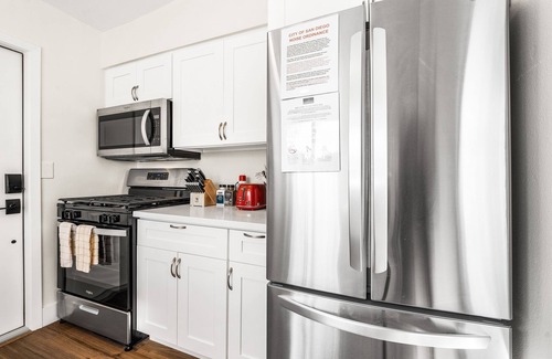 Crown Point Apartment | PB Coastal Gem - 2Bedroom - Steps2Beach with A/C