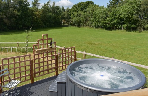 Penicuik Cottage | Peace and quiet, sat in the middle of your own field with a private hot tub.