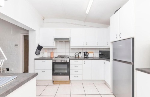 Claremont Apartment | Peaceful 1BD Flat w Private GardenRondebosch