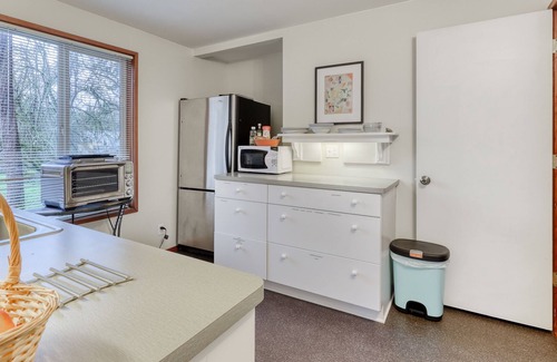 Southeast Eugene Apartment | Peaceful and Secluded Suite w/Free WiFi & Great Garden Space to Enjoy!