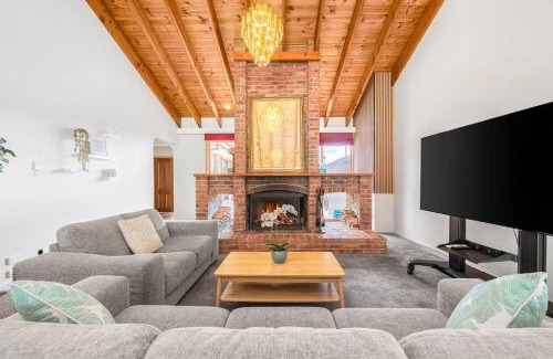 Wonga Park House | Peaceful Bushland Retreat with Treetop Hills Views