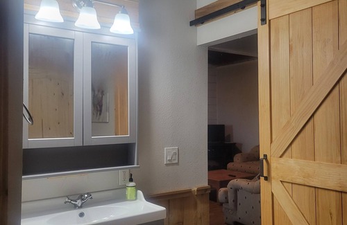 West Cabin | Peaceful country relaxing within 15 minutes of Waco and Magnolia.