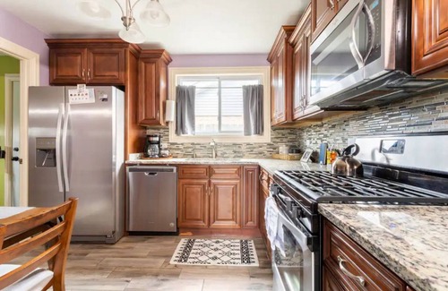 Ashburn House | Peaceful Family Home near Downtown, MDW, Free Park