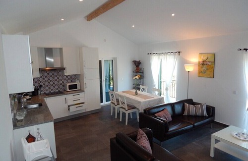 Mouraria Cottage | Peaceful family retreat by the pool, only minutes away from the beach