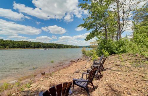 Greers Ferry House | Peaceful Greers Ferry Cabin with Deck and Lake View!