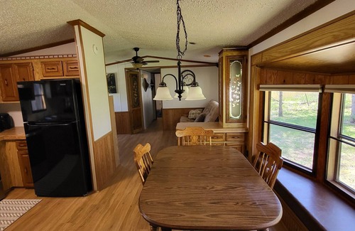 Waupaca House | Peaceful home on little Round lake near EAA, Iola car show & the Packer Stadium.