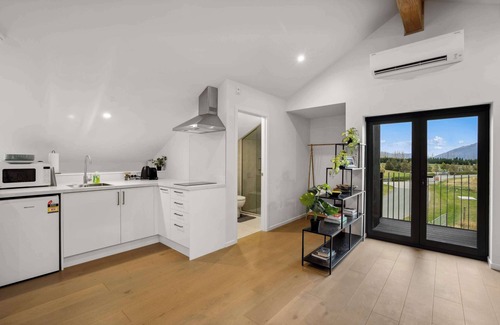 Kawarau Falls Apartment | Peaceful Jacks Point Loft Hideaway