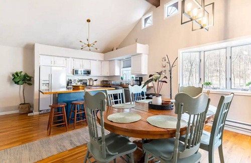 East Stroudsburg Villa | Peaceful Lakefront Retreat! Family & Dog Friendly w/Private Hot Tub!