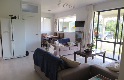 Tawharanui Cottage | Peaceful, beautiful setting for this spacious, convenient and modern Lodge