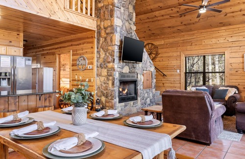 Broken Bow Cabin | Peaceful Pines: Hot Tub/Playground/Games + Eateries/Brewery/Hiking/Lake~3mi!