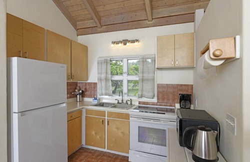 Pauwela Apartment | Peaceful & Private Studio - 12 Acre Hobby Organic Fruit Farm - Beach 10min